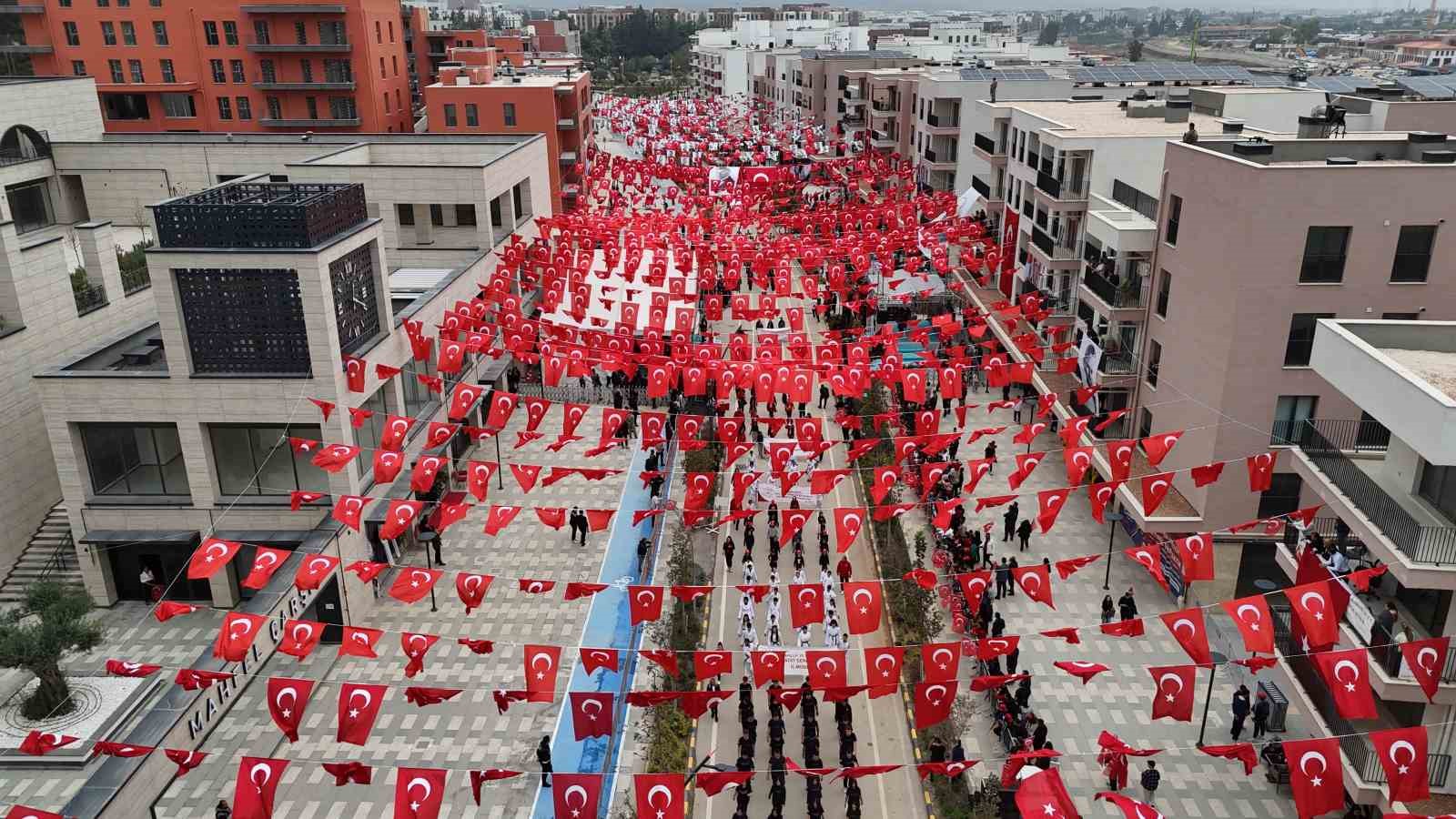 Depremin ardından yeniden inşa edilen Atatürk Caddesi’nde Cumhuriyet bayramı coşkusu