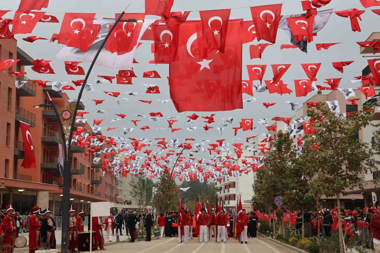 Depremin ardından yeniden inşa edilen Atatürk Caddesi’nde Cumhuriyet bayramı coşkusu