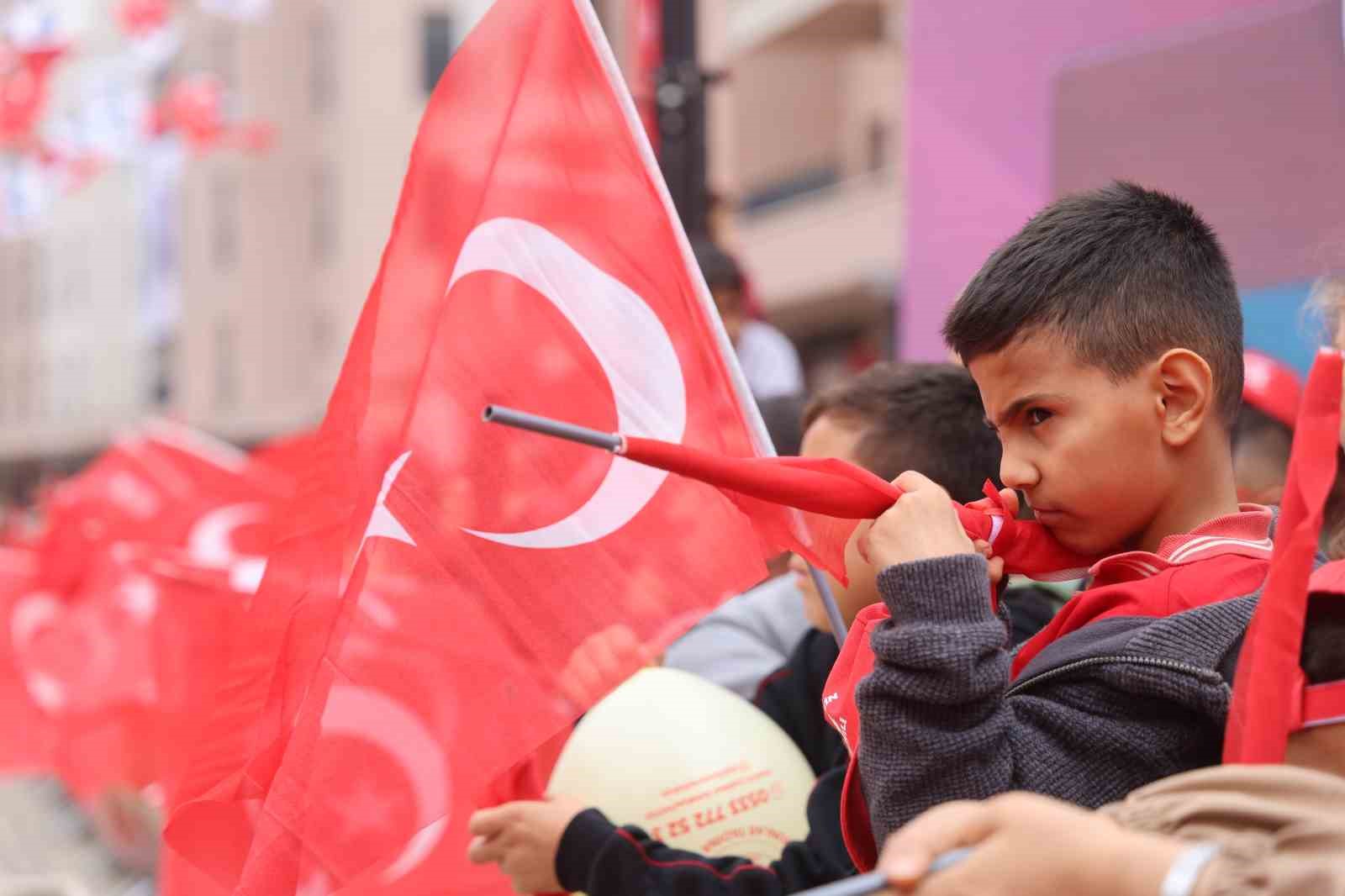 Depremin ardından yeniden inşa edilen Atatürk Caddesi’nde Cumhuriyet bayramı coşkusu