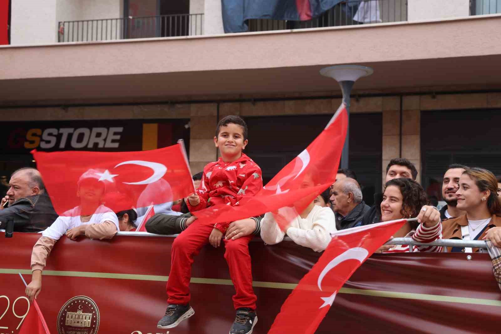 Depremin ardından yeniden inşa edilen Atatürk Caddesi’nde Cumhuriyet bayramı coşkusu
