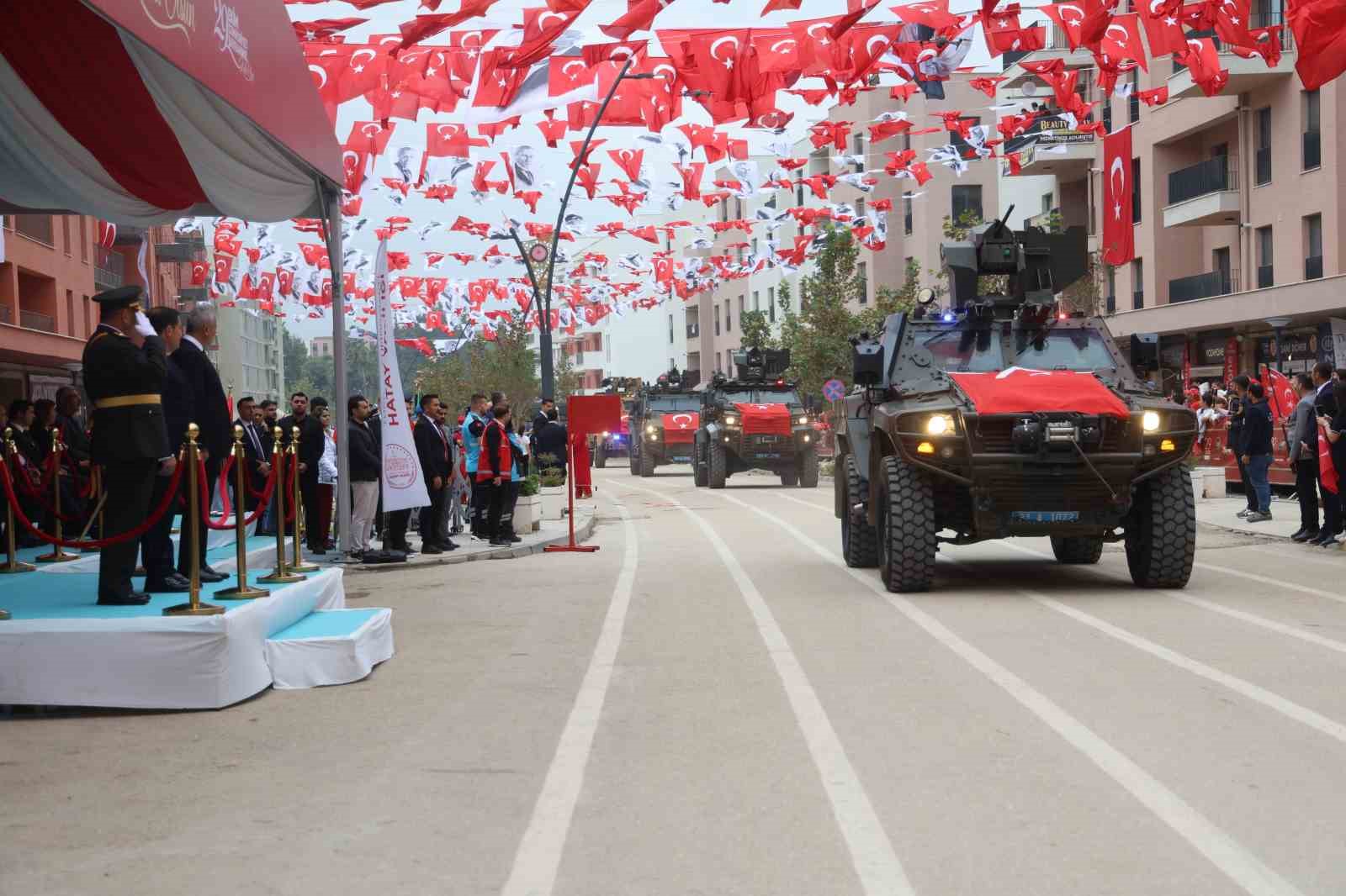 Depremin ardından yeniden inşa edilen Atatürk Caddesi’nde Cumhuriyet bayramı coşkusu