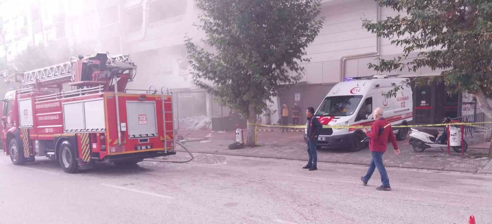 Mut’ta halı ve mobilya mağazasında yangın