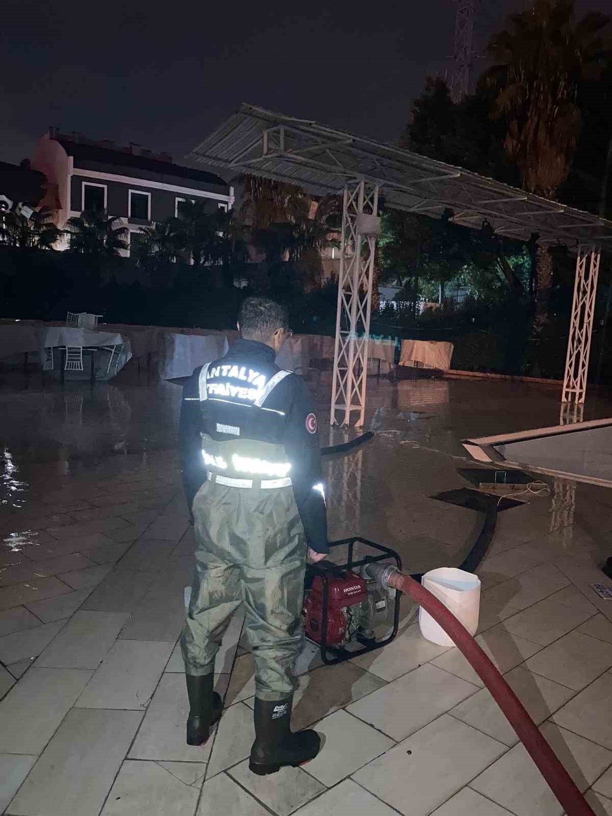 Büyükşehir ekiplerinin yağmur mesaisi gece boyunca sürdü