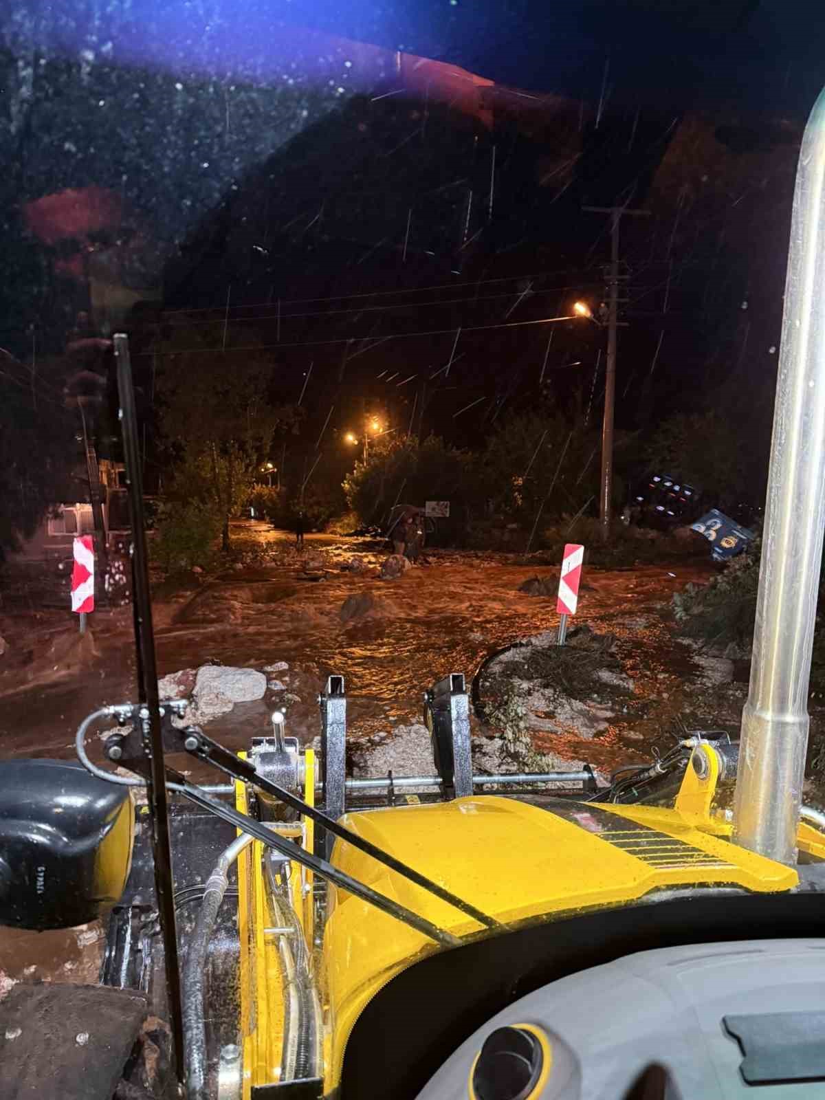 Büyükşehir ekiplerinin yağmur mesaisi gece boyunca sürdü