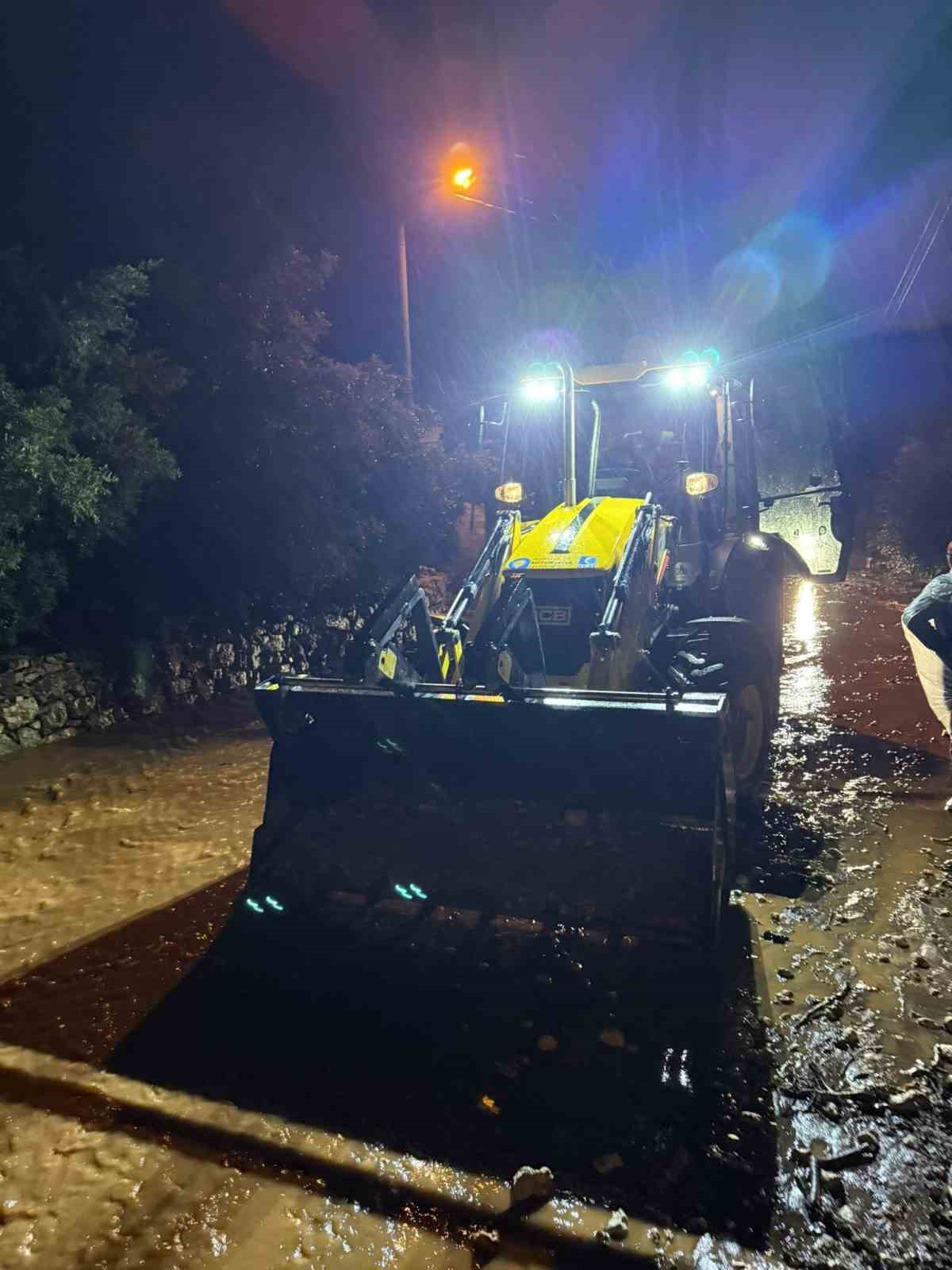 Büyükşehir ekiplerinin yağmur mesaisi gece boyunca sürdü