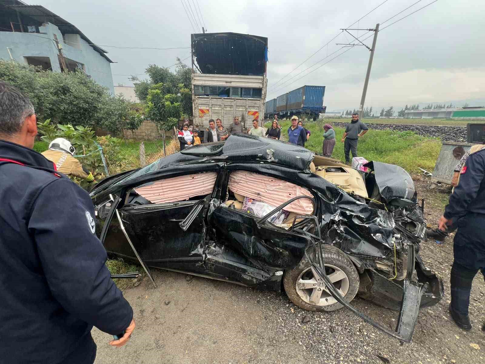 Trenin çarptığı otomobildeki 2 kişi yaralandı