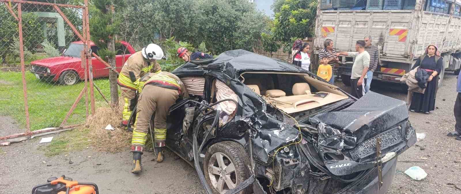 Trenin çarptığı otomobildeki 2 kişi yaralandı