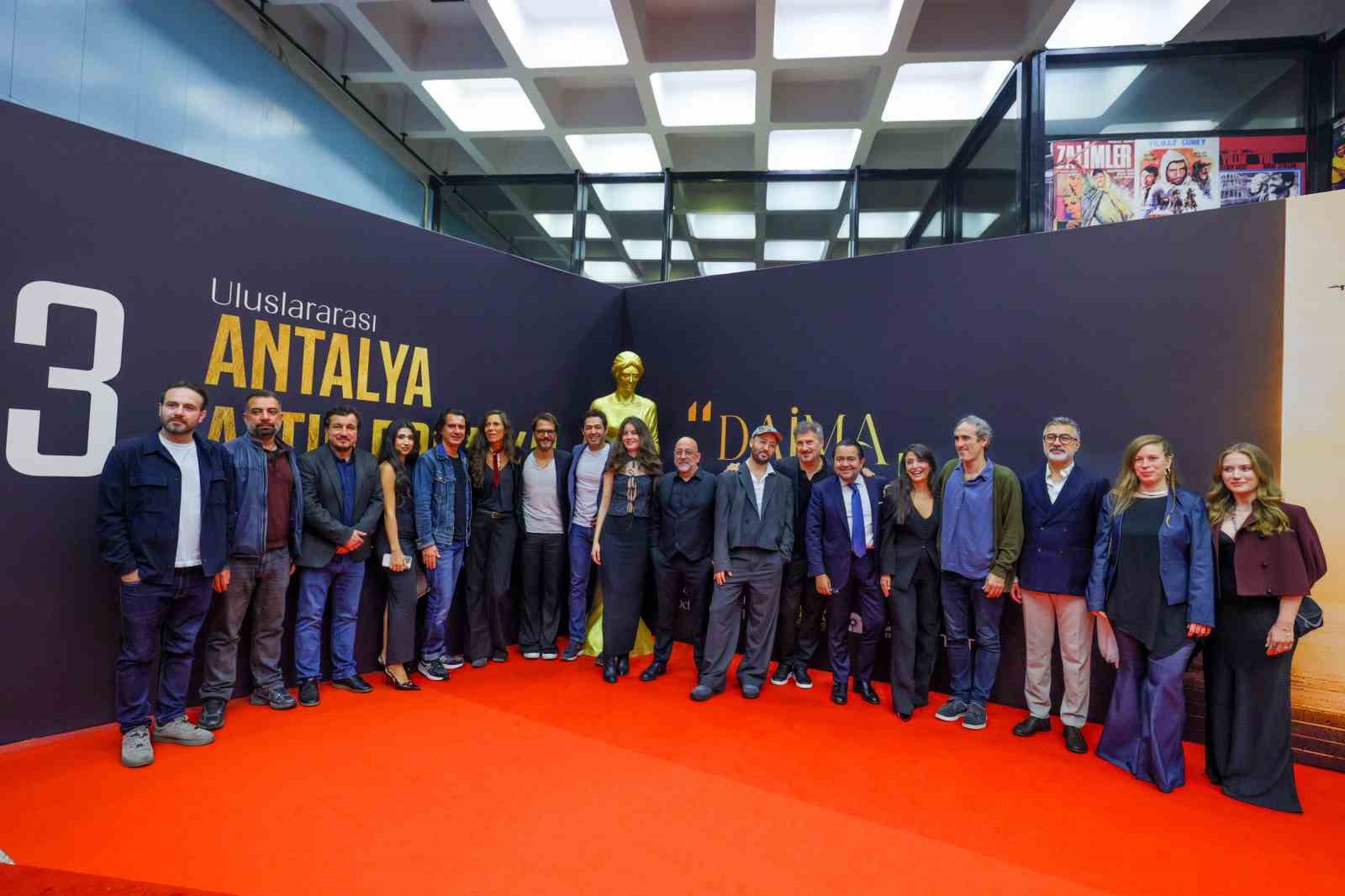 Türk ve dünya sinemasının yıldızları yarışma bölümlerinde seyirciyle buluştu