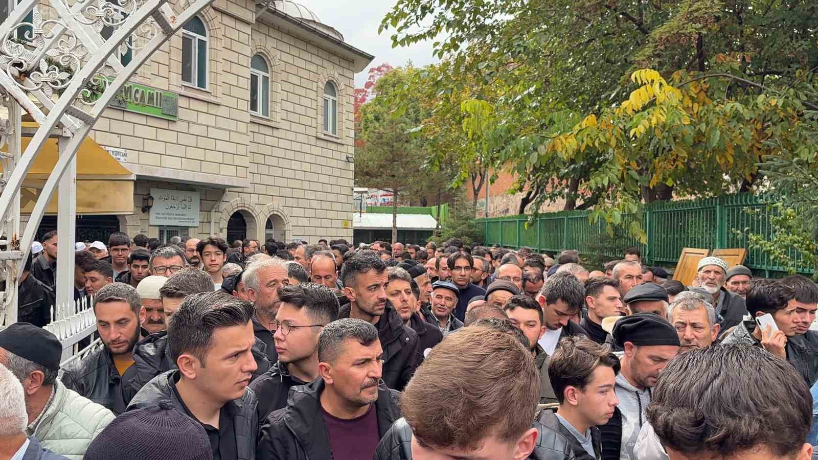 Kütahya’da trenin çarptığı 18 yaşındaki genç toprağa verildi