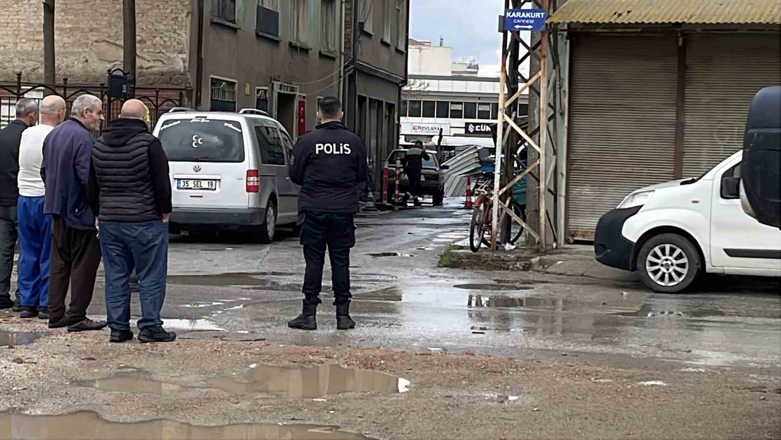 İnşaat yanında zemin çöktü doğalgaz ve su borusu patladı