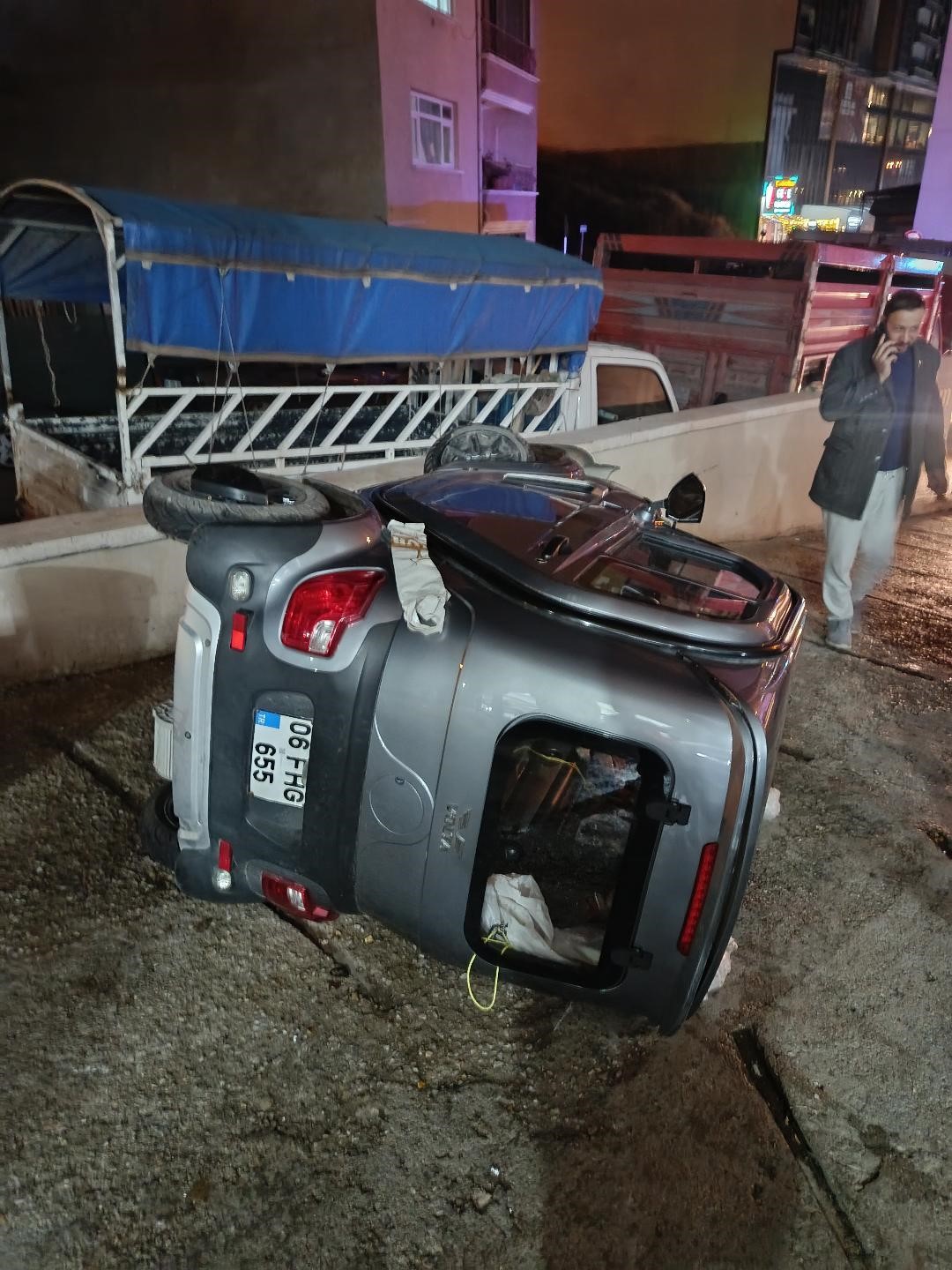 Ankara’da mini araç devrildi: 1 yaralı