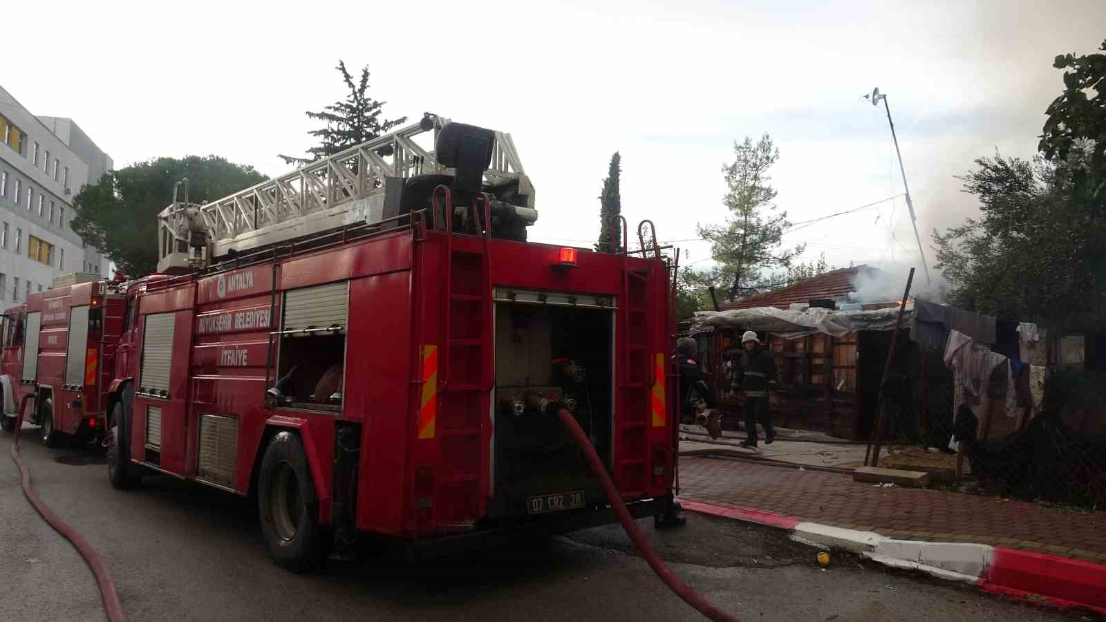 Evlerinin yanışını gözyaşları içinde çaresizce izlediler