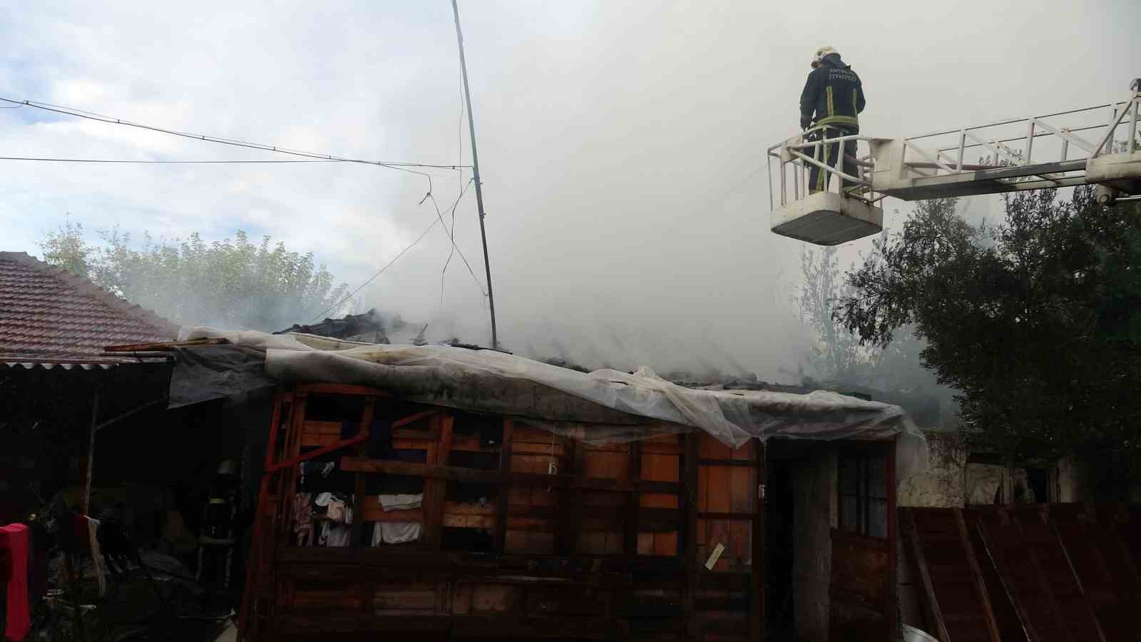 Evlerinin yanışını gözyaşları içinde çaresizce izlediler