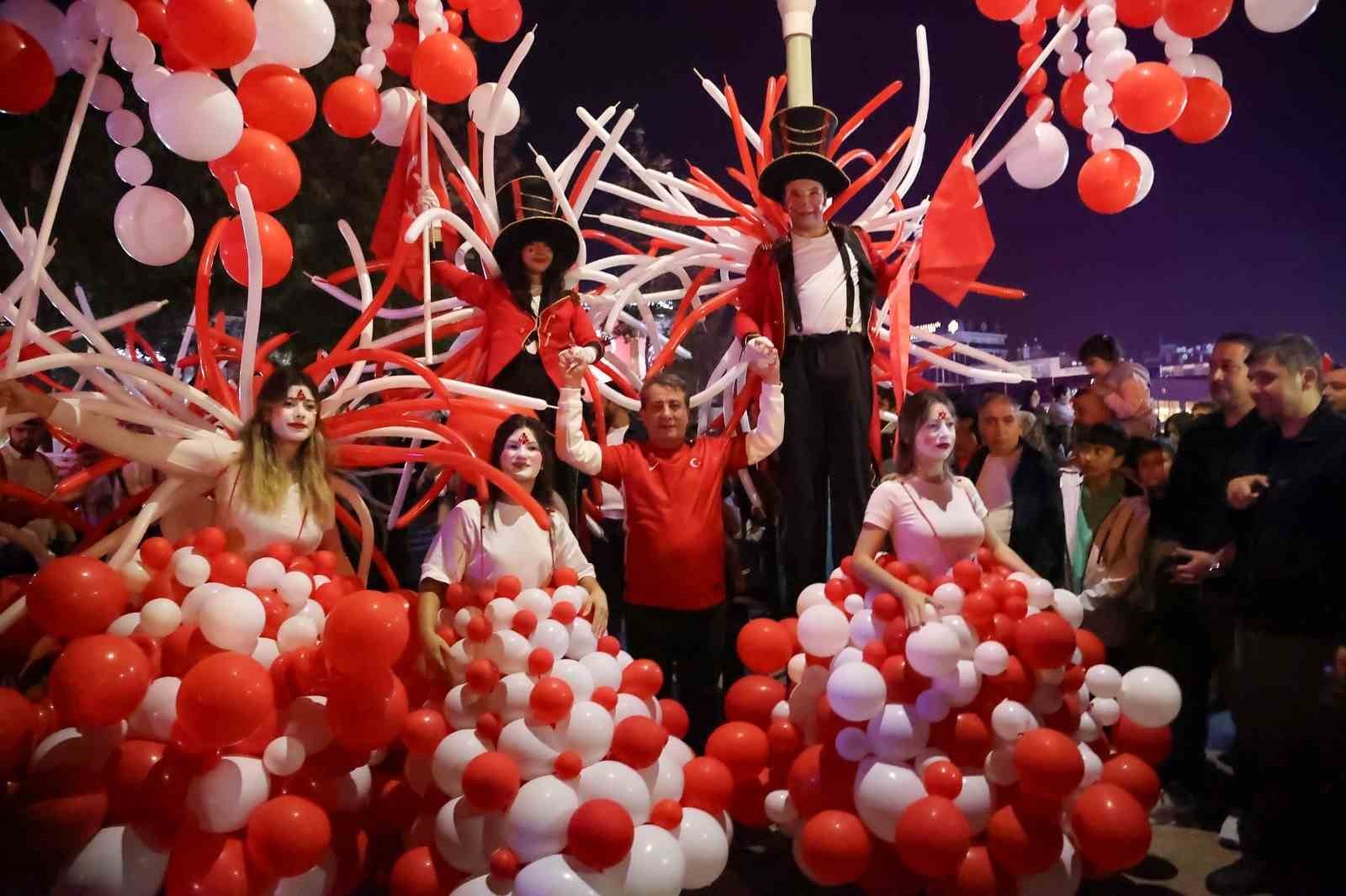 Efeler’de Cumhuriyet yürüyüşü