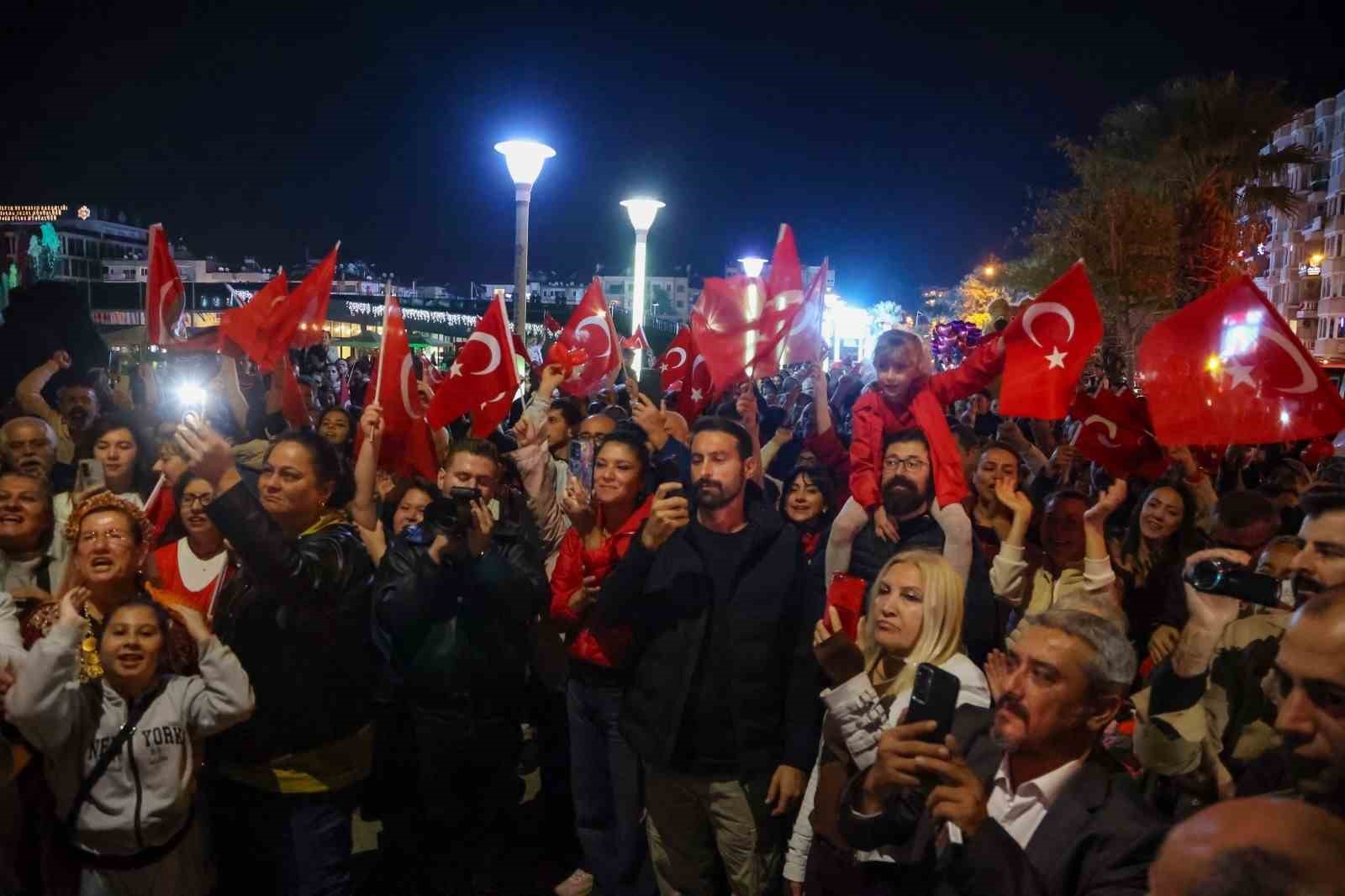 Efeler’de Cumhuriyet yürüyüşü