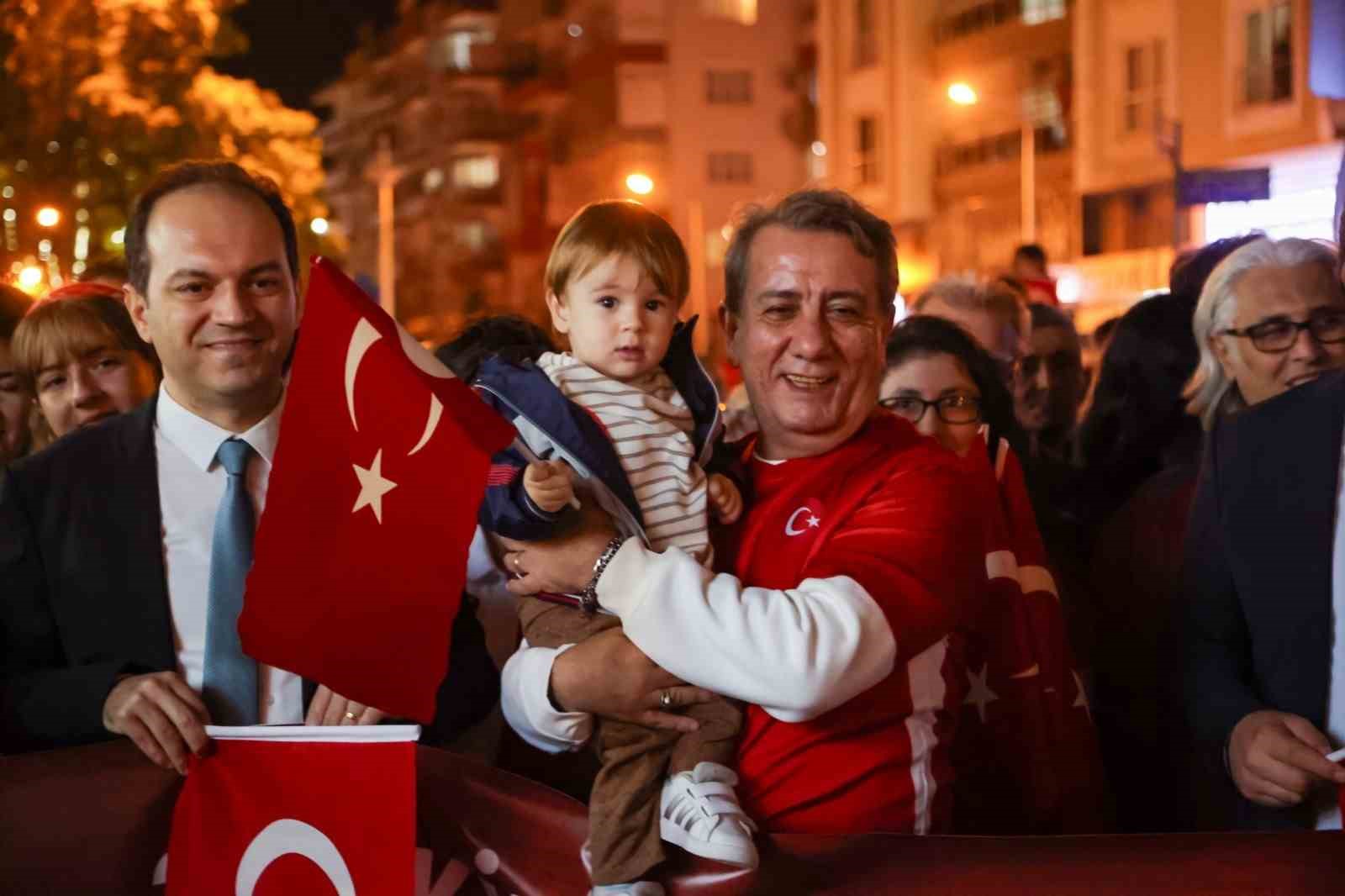 Efeler’de Cumhuriyet yürüyüşü