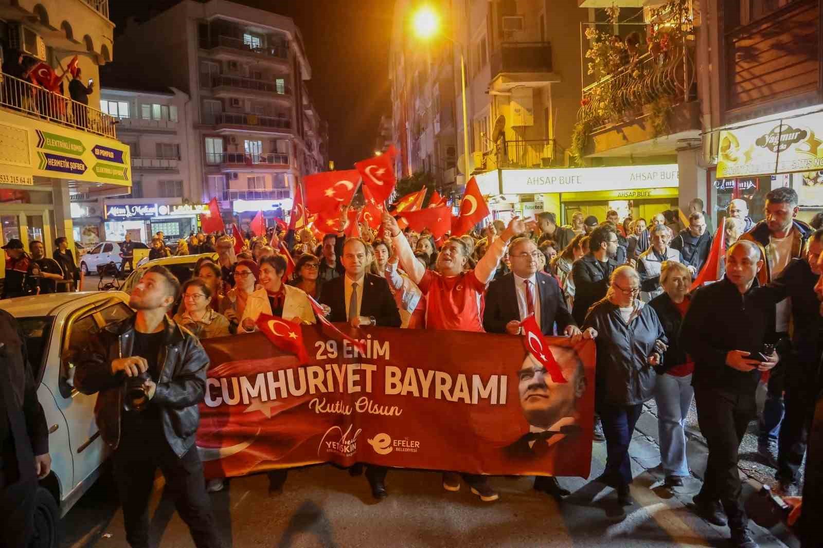 Efeler’de Cumhuriyet yürüyüşü