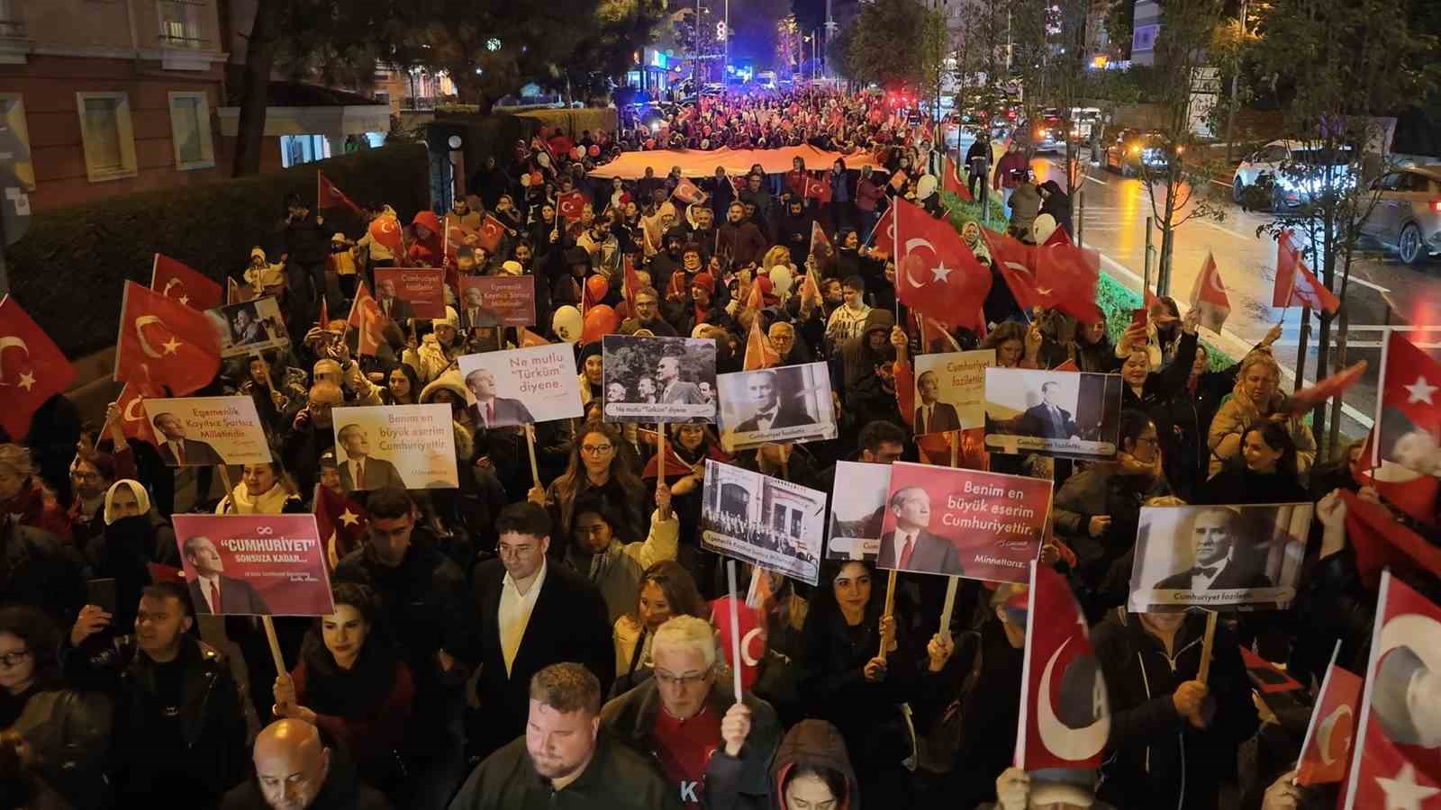 Büyükçekmece’de Cumhuriyet coşkusu fener alayıyla yaşandı