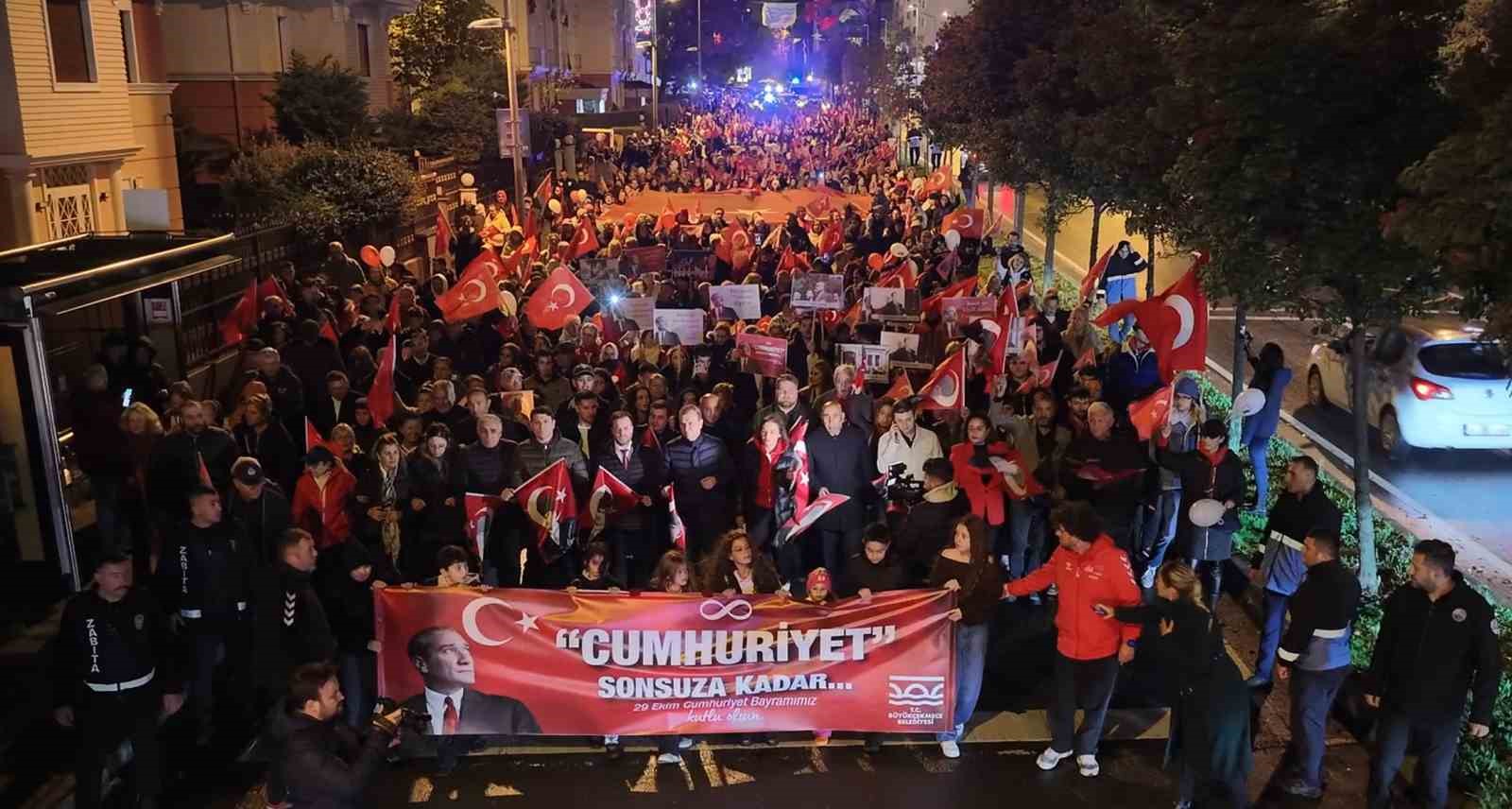 Büyükçekmece’de Cumhuriyet coşkusu fener alayıyla yaşandı