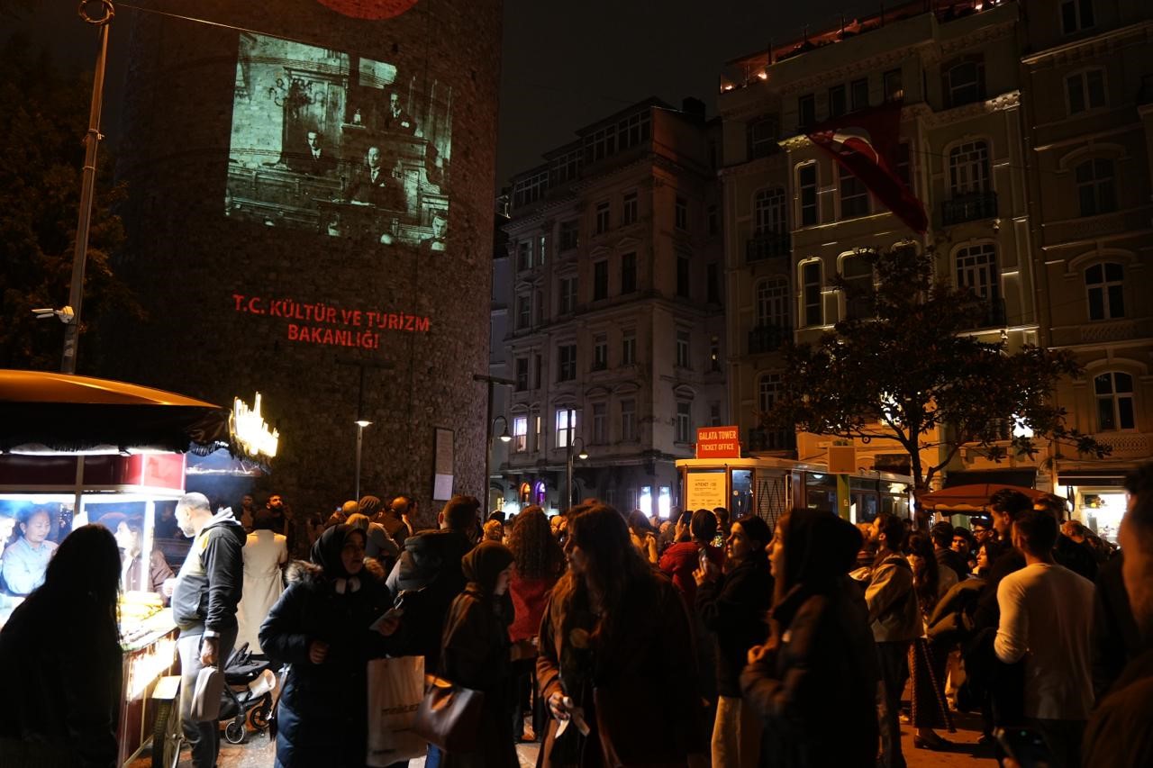 Cumhuriyet’in 103 yıllık ışığı Galata Kulesi’ni aydınlattı