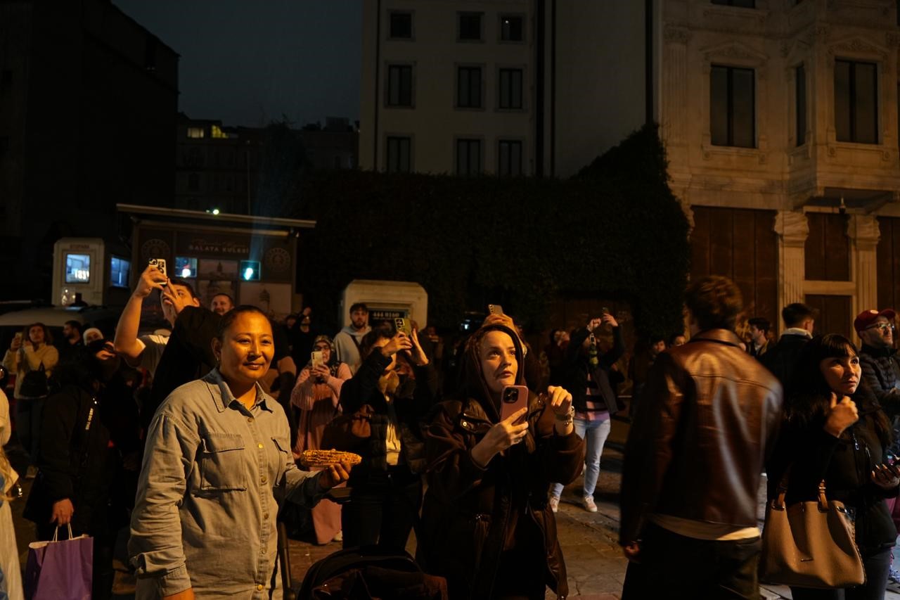 Cumhuriyet’in 103 yıllık ışığı Galata Kulesi’ni aydınlattı