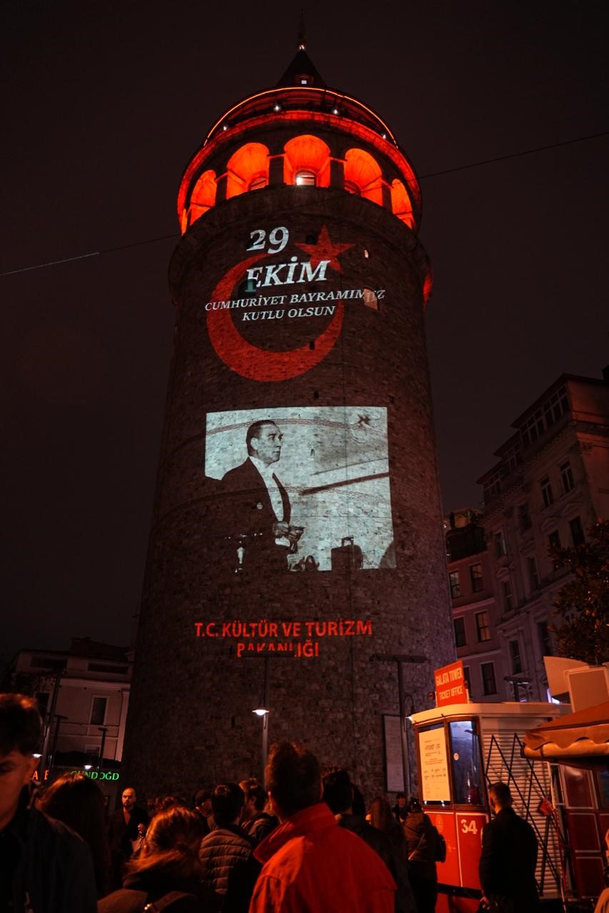 Cumhuriyet’in 103 yıllık ışığı Galata Kulesi’ni aydınlattı