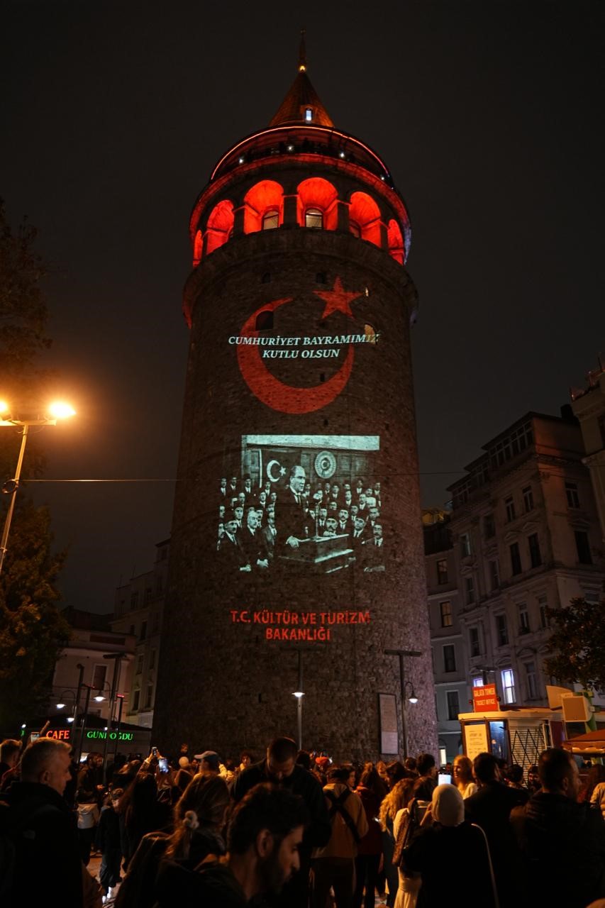 Cumhuriyet’in 103 yıllık ışığı Galata Kulesi’ni aydınlattı