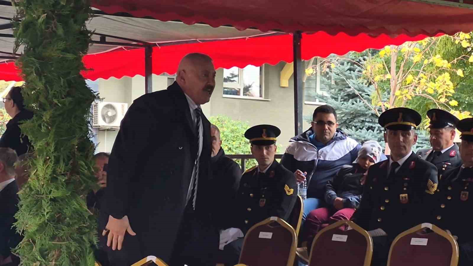 Tören alanında tepki gösteren şehit babası ile Vali Yılmaz resepsiyonda bir araya geldi