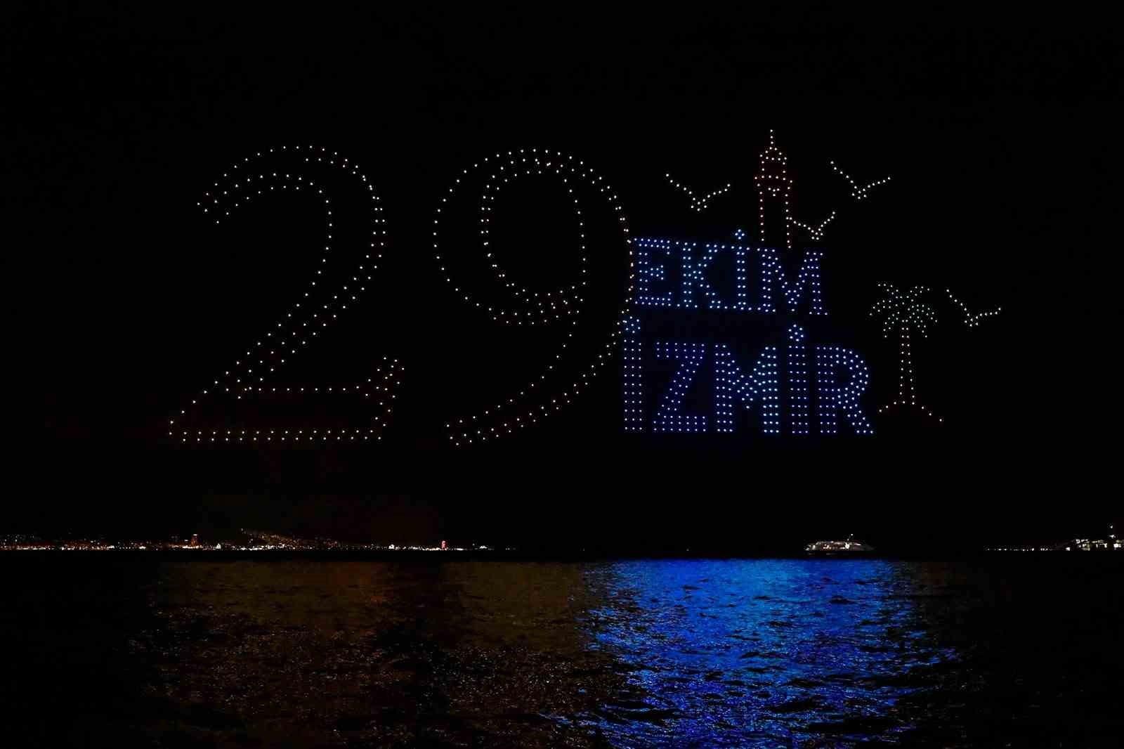 İzmir’de 103’üncü yıl coşkusu gökyüzünü aydınlattı