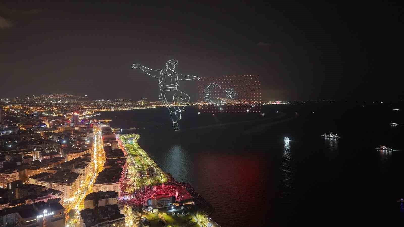 İzmir’de 103’üncü yıl coşkusu gökyüzünü aydınlattı