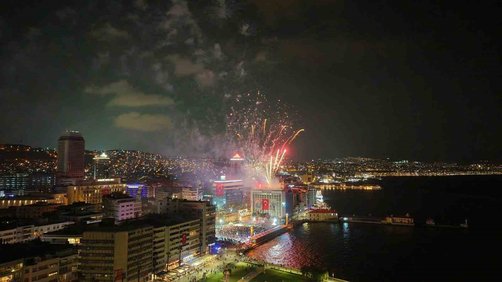 İzmir’de 103’üncü yıl coşkusu gökyüzünü aydınlattı