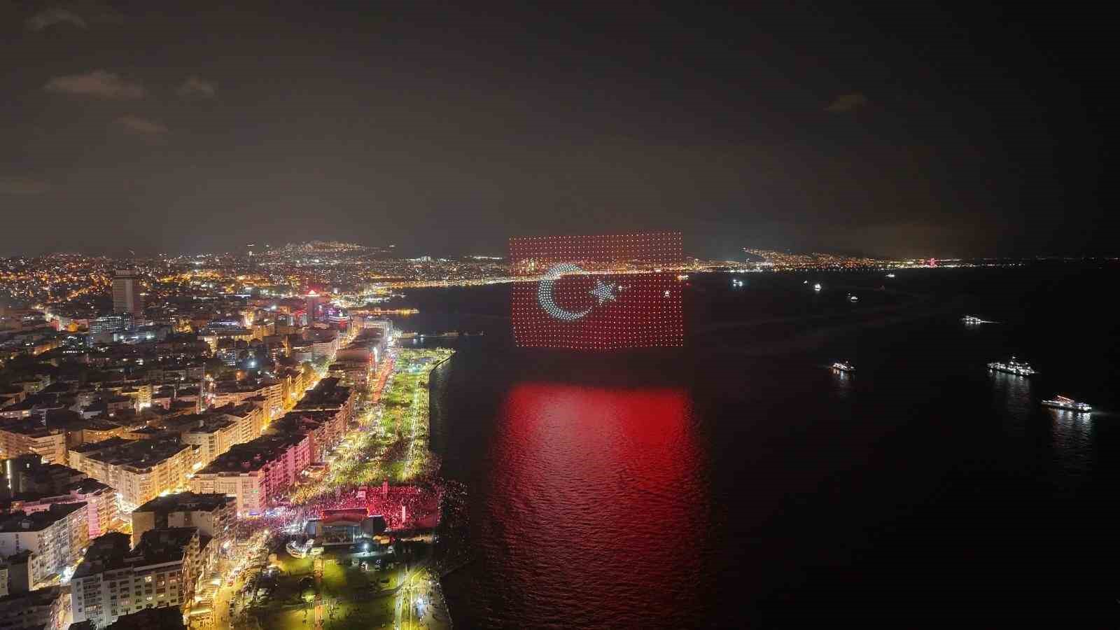 İzmir’de 103’üncü yıl coşkusu gökyüzünü aydınlattı