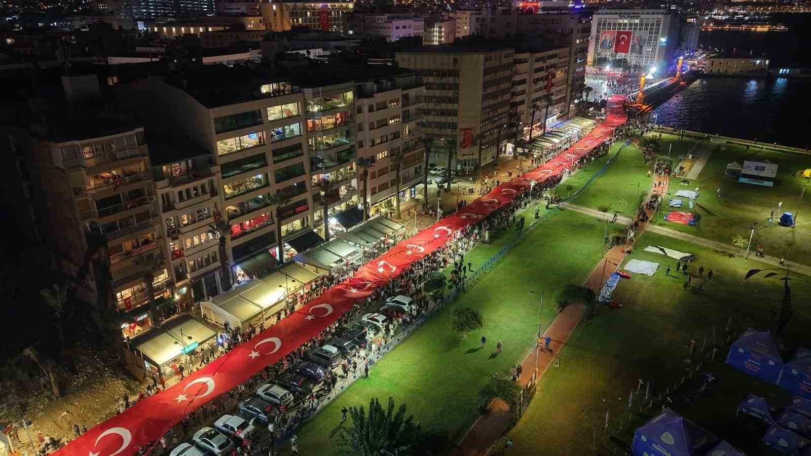 İzmir’de 103’üncü yıl coşkusu gökyüzünü aydınlattı
