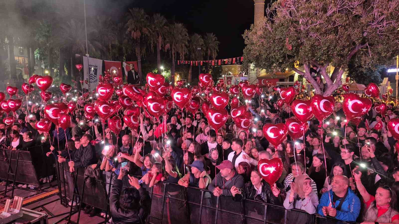 Bodrum’da binlerce kişi bayramı kutladı
