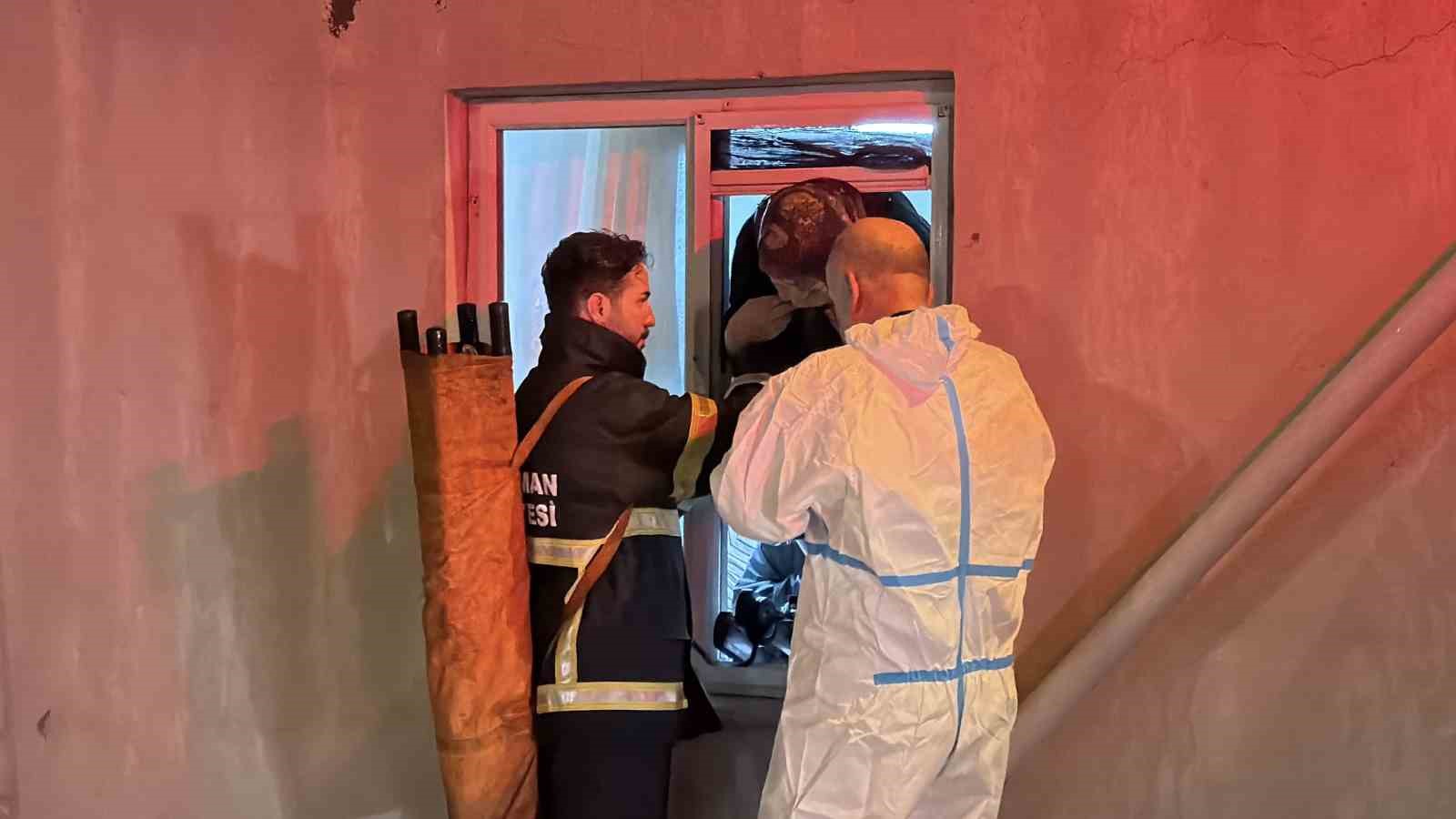 Kapıdan çıkamayan 2 yaşlı kadını itfaiye pencereden kurtardı