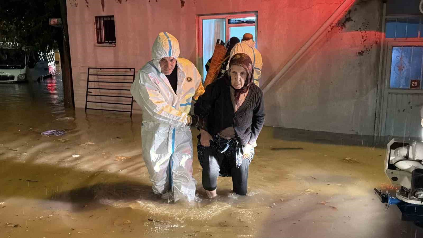 Kapıdan çıkamayan 2 yaşlı kadını itfaiye pencereden kurtardı