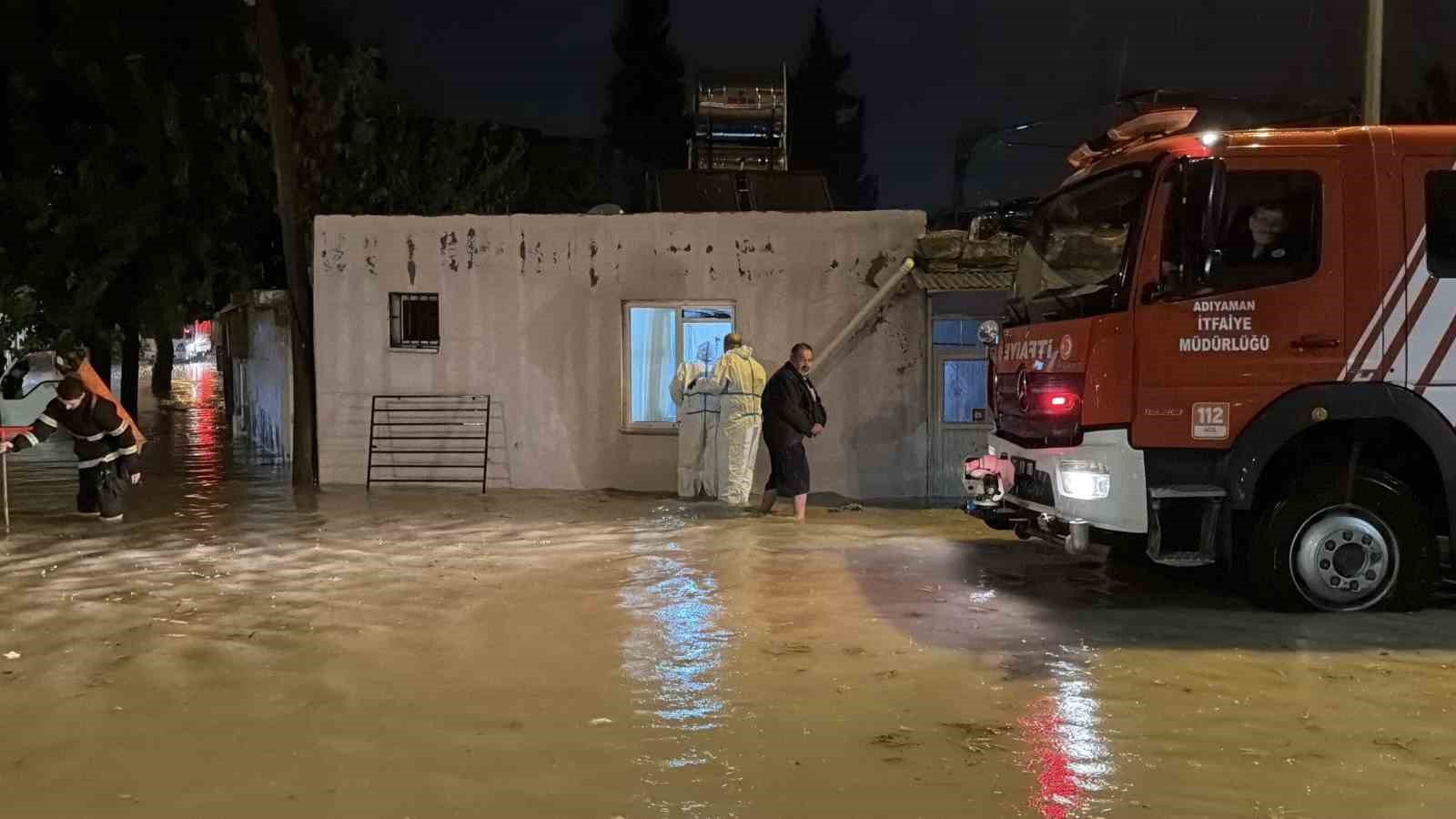 Kapıdan çıkamayan 2 yaşlı kadını itfaiye pencereden kurtardı
