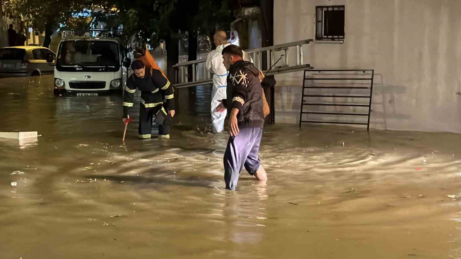 Kapıdan çıkamayan 2 yaşlı kadını itfaiye pencereden kurtardı