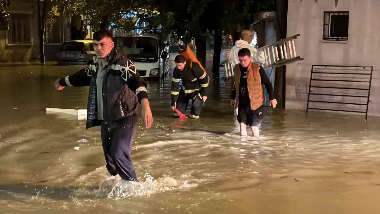 Kapıdan çıkamayan 2 yaşlı kadını itfaiye pencereden kurtardı