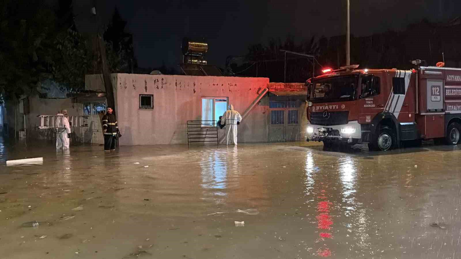 Kapıdan çıkamayan 2 yaşlı kadını itfaiye pencereden kurtardı
