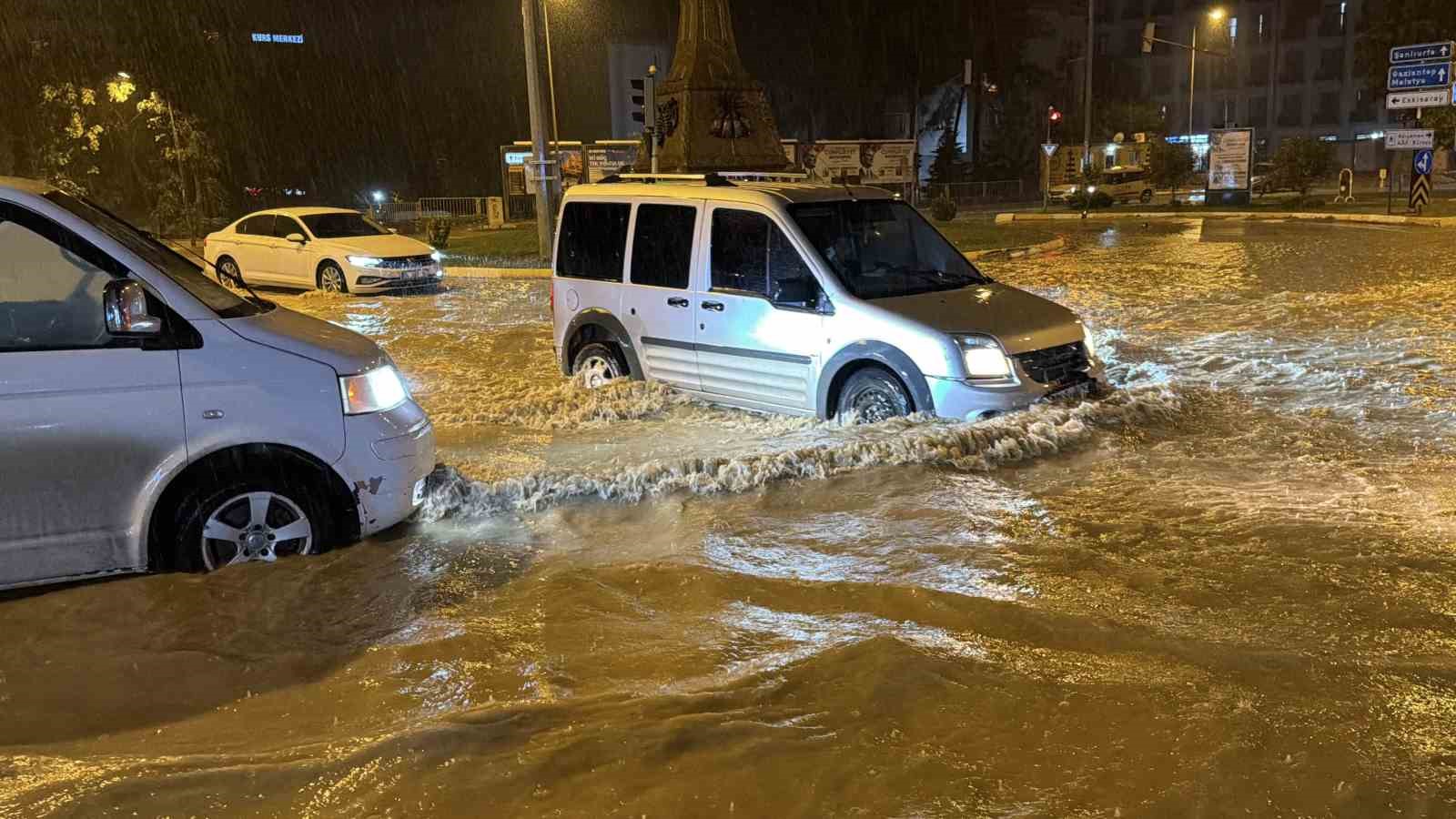 Adıyaman’da şiddetli yağış hayatı felç etti: Birçok araç mahsur kaldı