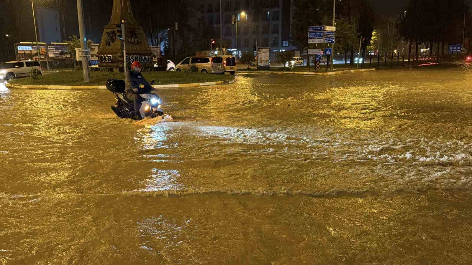 Adıyaman’da şiddetli yağış hayatı felç etti: Birçok araç mahsur kaldı