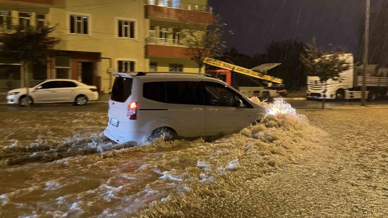 Adıyaman’da şiddetli yağış hayatı felç etti: Birçok araç mahsur kaldı