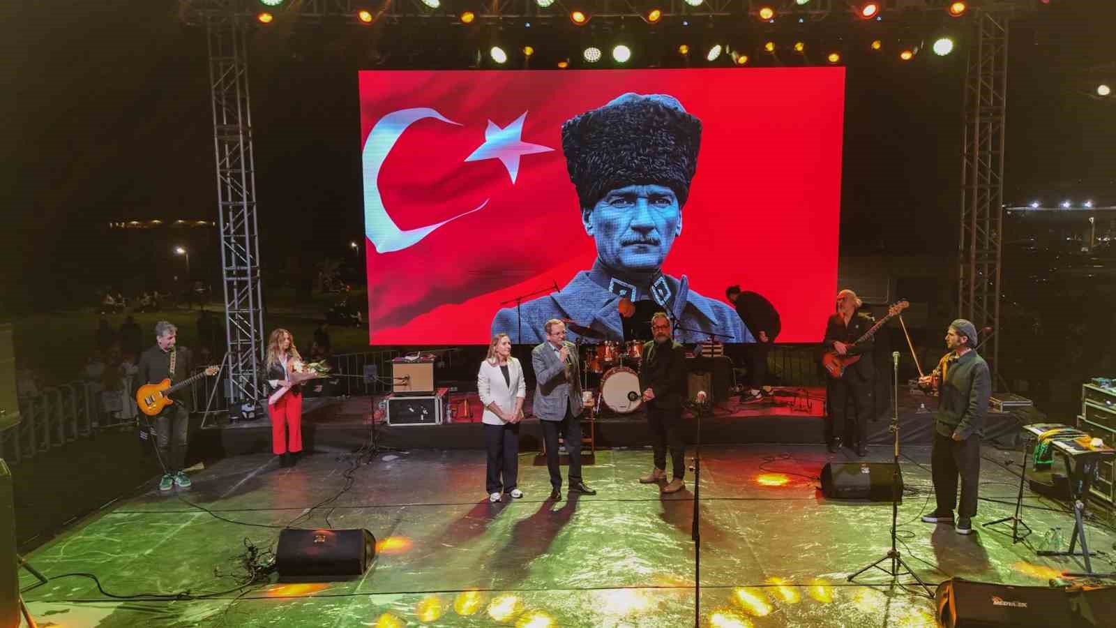 Ayvalık’ta 21. Uluslararası Zeytin Hasat Festivali’nde Feridun Düzağaç sahne aldı