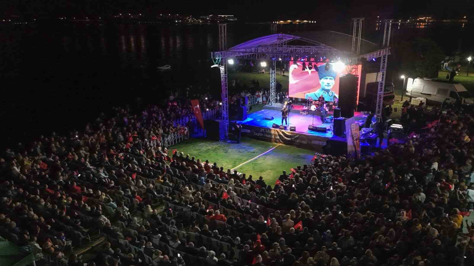 Ayvalık’ta 21. Uluslararası Zeytin Hasat Festivali’nde Feridun Düzağaç sahne aldı