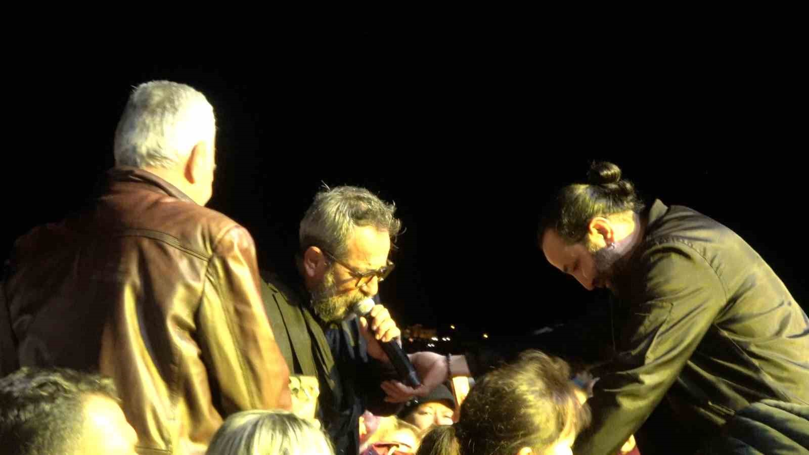 Ayvalık’ta 21. Uluslararası Zeytin Hasat Festivali’nde Feridun Düzağaç sahne aldı