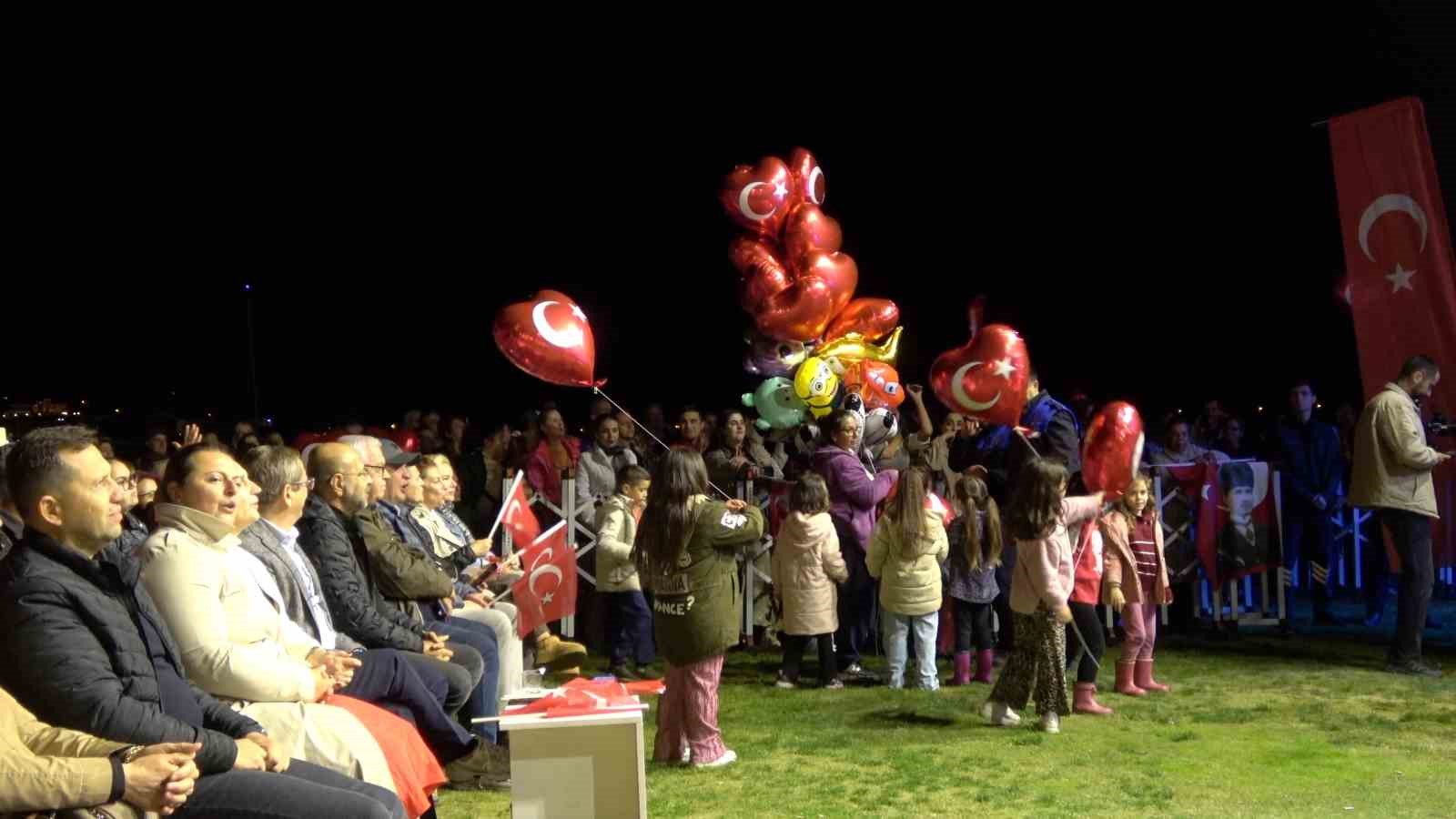 Ayvalık’ta 21. Uluslararası Zeytin Hasat Festivali’nde Feridun Düzağaç sahne aldı
