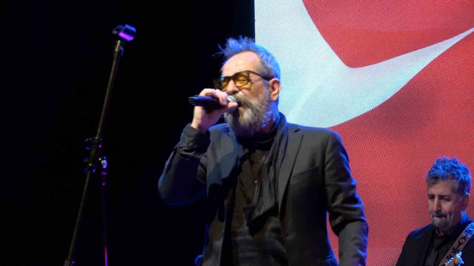 Ayvalık’ta 21. Uluslararası Zeytin Hasat Festivali’nde Feridun Düzağaç sahne aldı