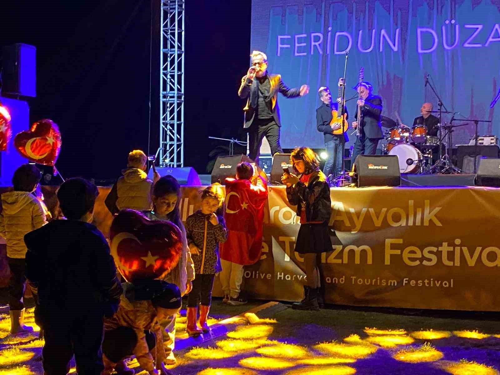 Ayvalık’ta 21. Uluslararası Zeytin Hasat Festivali’nde Feridun Düzağaç sahne aldı