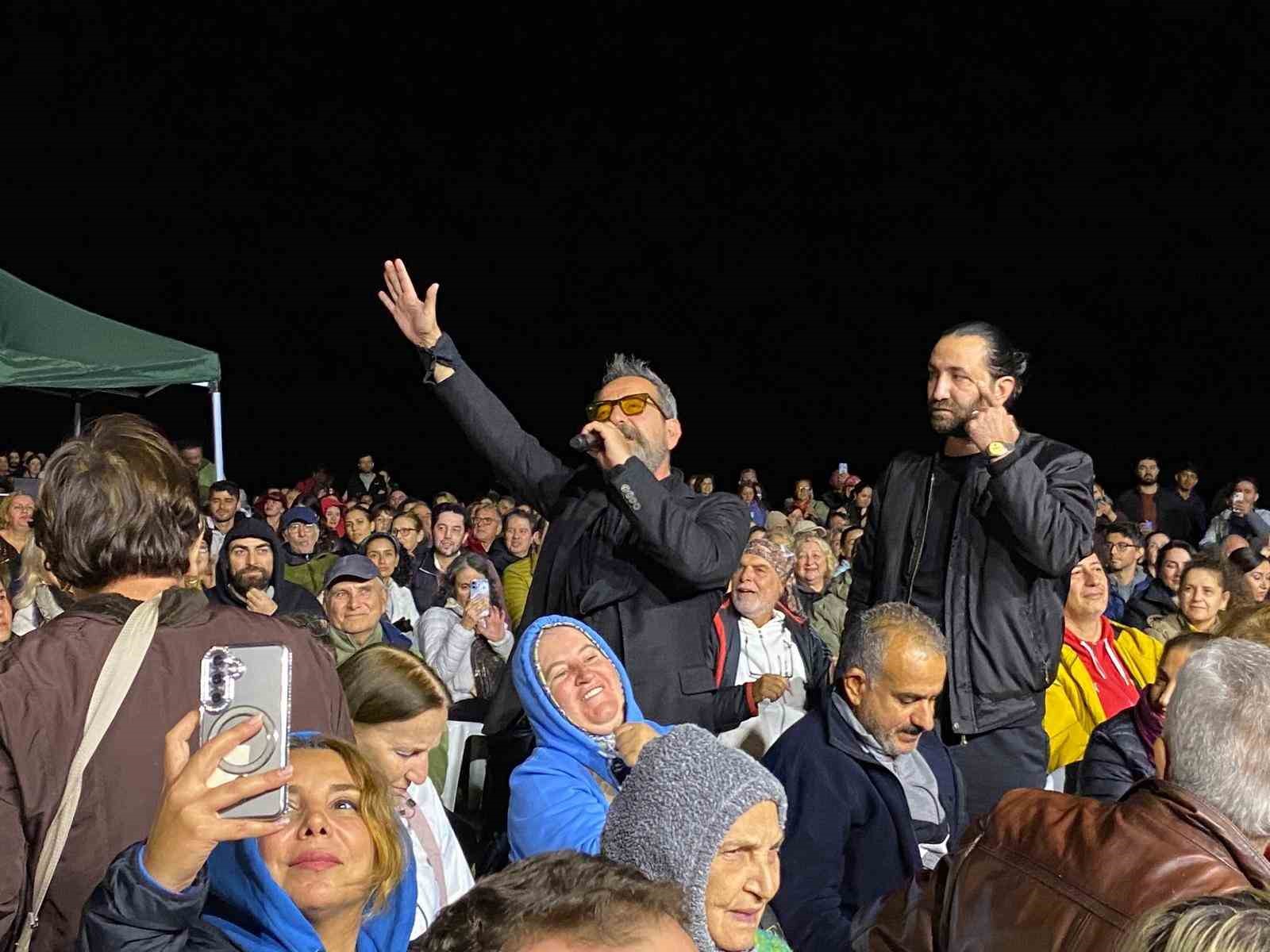 Ayvalık’ta 21. Uluslararası Zeytin Hasat Festivali’nde Feridun Düzağaç sahne aldı